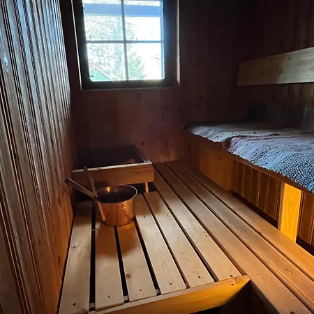Viehaettaevae Talo Maentaessae. Holiday home Mantta