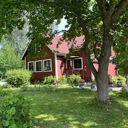 Viehaettaevae Talo Maentaessae. Holiday home